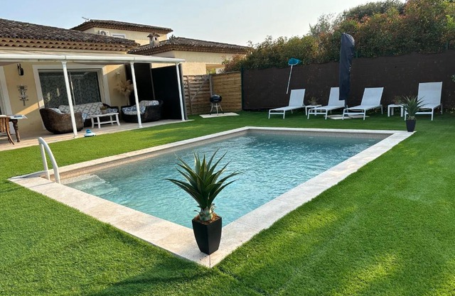 Petite maisonette adossee mais independante avec piscine