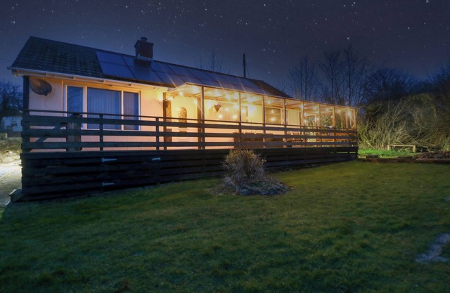 PETLYNS PATCH, pet friendly, character holiday cottage in Llangefni