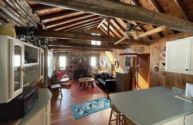 PETS WELCOME ! ADIRONDACK LOG CABIN WALK TO BEACH