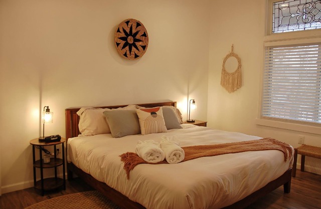 PGH Delight - 2B/1B, ALL NEW w/Free Street Parking, Perfect for family vacation