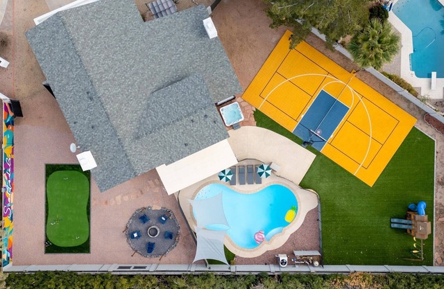 Pickleball Court, Movie Theater, PuttPutt, HotTub!