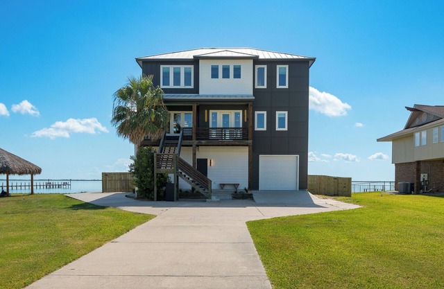 Pier Bliss – Private Pier, Sparkling Pool, Endless Views