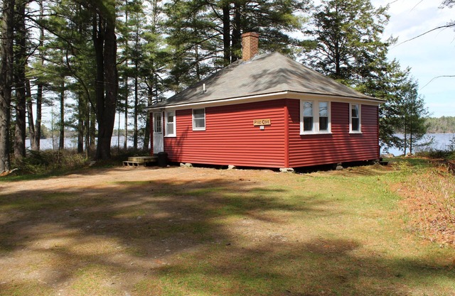 Pine Cove Cottage - Quaint Cottage on shores of Pemaquid Lake