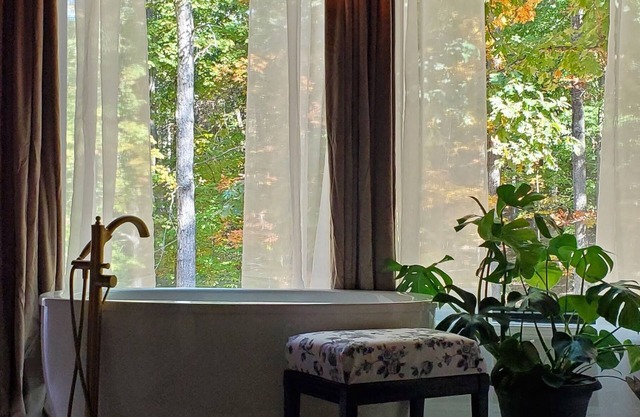 Pine Knot: Serene Woodland Retreat close to lakes