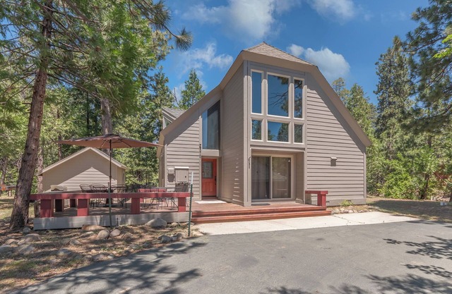 Pinecone Peak-Updated Cabin with Huge Recreation Room and Flat Level Driveway!