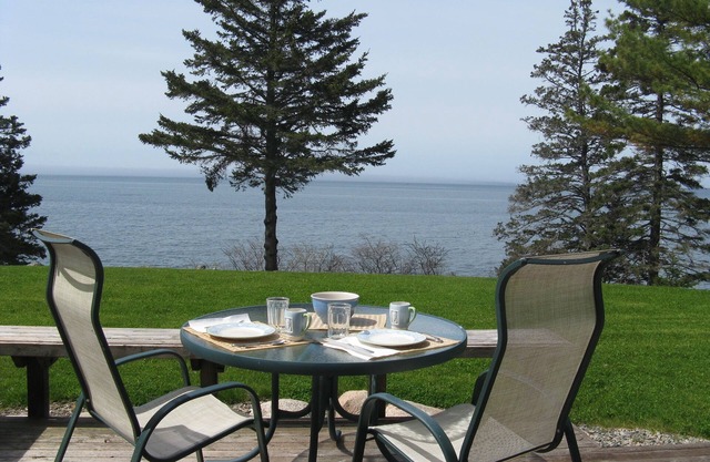 Pinelodge Cottage -waterfront cottage -Acadia National Park/Mount Desert Island