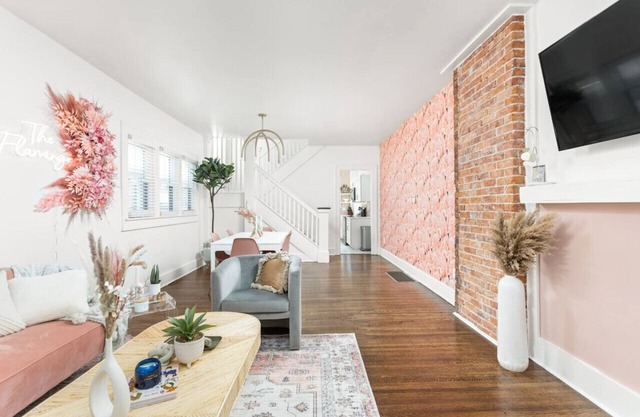Pink Bachelorette 4bd/2b home + 4 min to Mass Ave!
