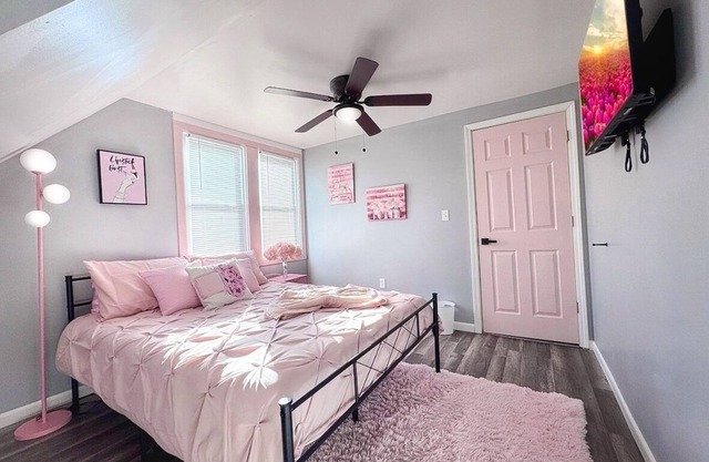 Pink Paradise! Cozy Getaway near SU!