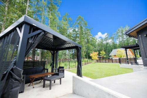 Pino-富士山麓-山中湖-新築貸切ヴィラ-蚊帳東屋BBQ無料-150平米ドッグラン付-小型犬3匹無料-長期滞在早期歓迎割引-バリアフリー