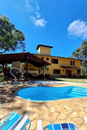 PISCINA AQUECIDA, 5 SUÍTES, trilha privativa até o riacho, Wi-fi, estacionamento, ampla área externa cercada de natureza exuberante - 200m do vilarejo