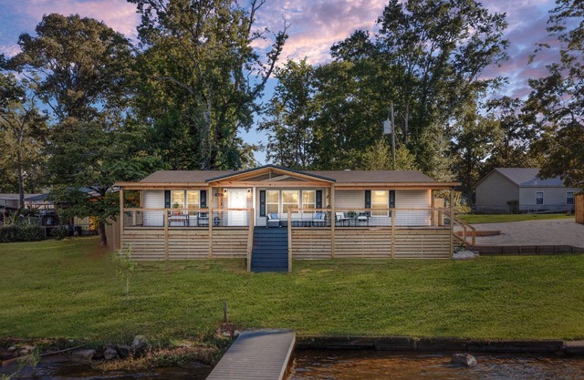PJinx and Grace Peaceful Lake front 3BR/2ba