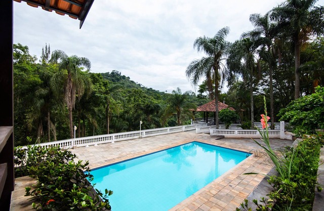 Place with complete leisure. Swimming pool, saunas, court, nature trail. Near SP