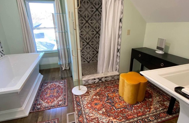 Pleasant 3-bedroom house with AC in Springfield