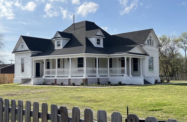 Plenty of space to relax! Near Turner falls and Crossbar Ranch. Sleeps 6
