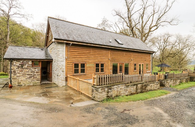 PLOONY BARN, pet friendly, with hot tub in Knighton