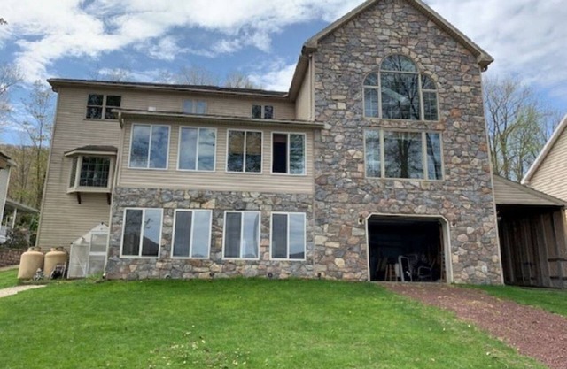 Pocono Area Lakefront Estate, GREAT FOR KIDS, Pontoon boat for rent, game room.