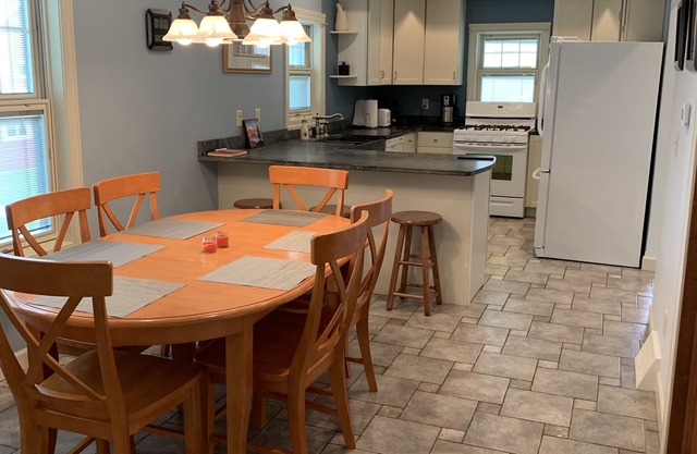 Point Beach Guest House - Large, comfortable & quiet. Large yard. Near beach!