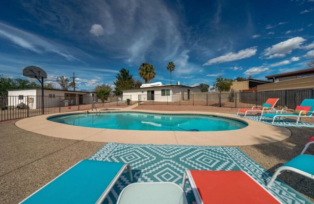 Pool /3 BR 3 BA/Fenced/Hot Tub/Huge Yard