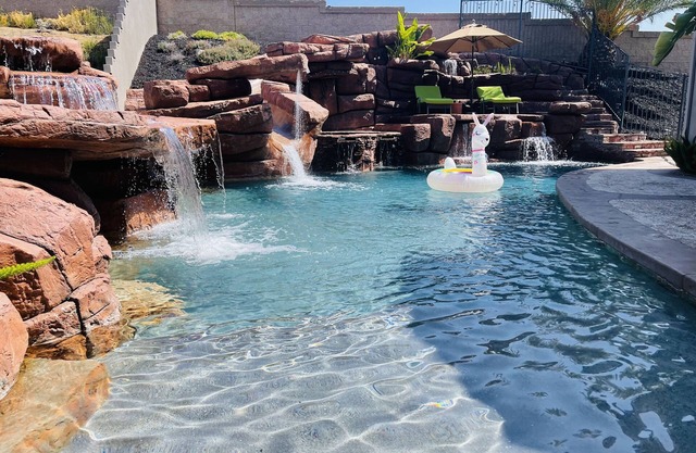 Pool fun in Murrieta, 35ft water slide, large jacuzzi, dog friendly.
