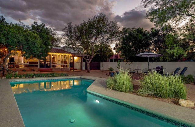 Pool/Historic & Charming/2BR 2BA/Fenced Yard