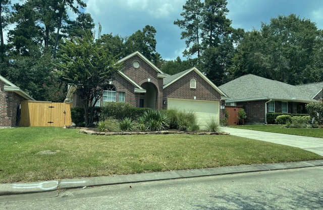 Pool & spa in The Woodlands. Available now!