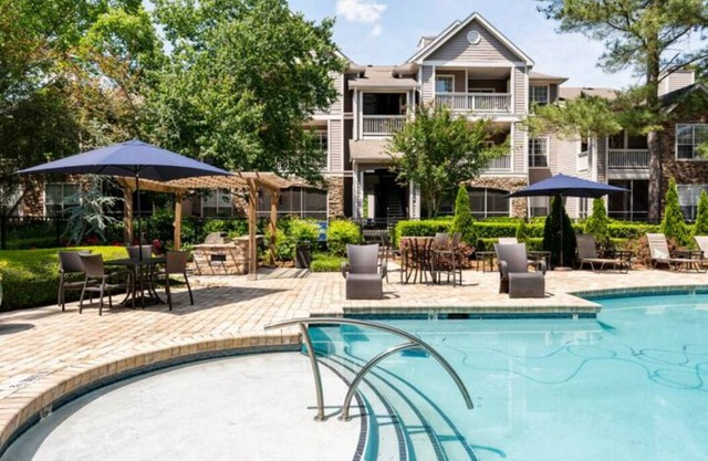 Pool View, Chic and Comfy, Pet Friendly, 2 Bed, 2 Bath with fold away crib.