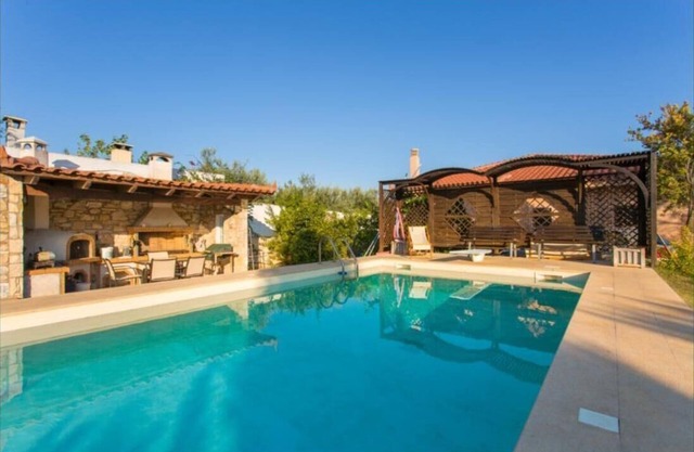 Pool villa near airport/near Rafina port-zoo/free car available