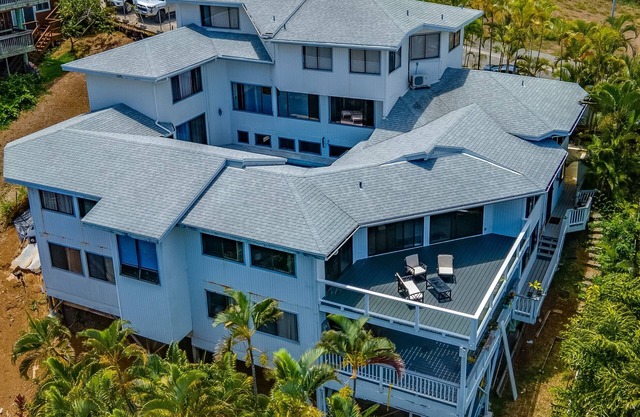 Poolside Paradise: with Double Bay View Rooms (Unit C)n