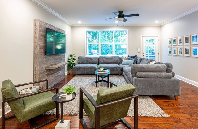 Porch Paradise~ Hot Tub~ Putting Lounge~ Sleeps 12