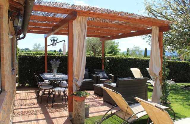 Porcilaia tiny countryside property, shared pool, ideal base to discover Tuscany