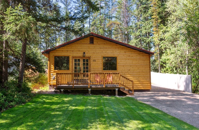 Premier Location-The Cozy West Glacier Cabin