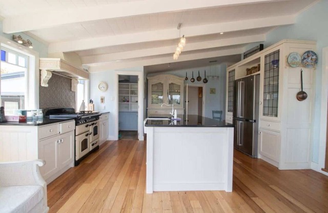 Prestigious Homestead in Scenic Brixton