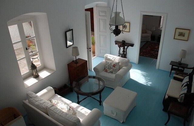 Pretty 3 bedroom house in Hydra town close to the port, no steps, pvt courtyard