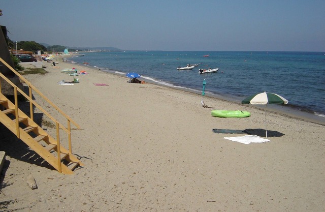 Pretty villa with garden, in a residence with swimming pool, 100 m from the beach