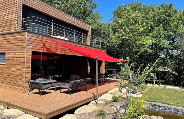 Pretty wooden house, green island in town center. 35 minutes from beaches