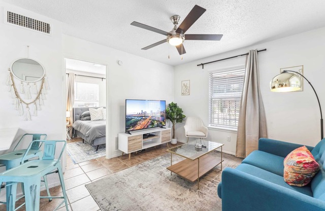 Prime Area Chic 1BR, Fast WiFi, 7 Min to Downtown
