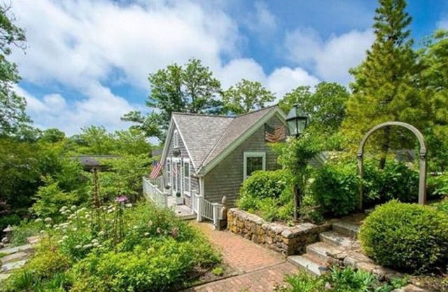 Prime cliff road location, Walk to town, great light, duplex home,