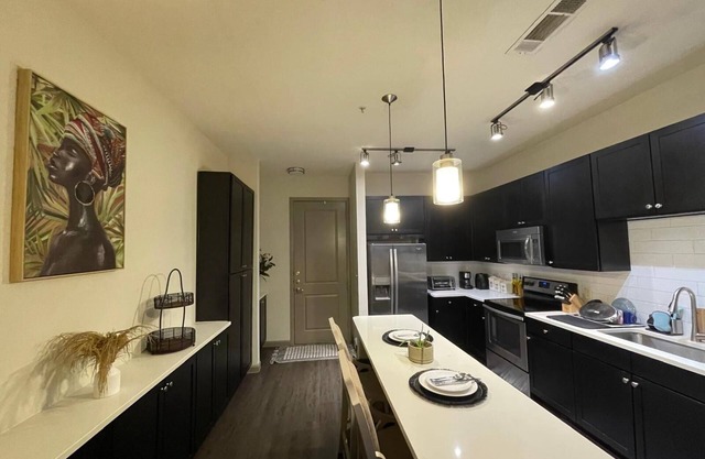 Prime location. 1King Bed, minutes from Galleria mall.