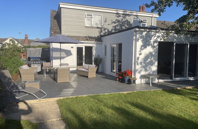 Prime location by the beach and New Forest 4 bedroom, 3 bathrooms