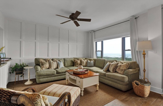 Prime Oceanfront Location: Pool, Balcony & Tennis Court