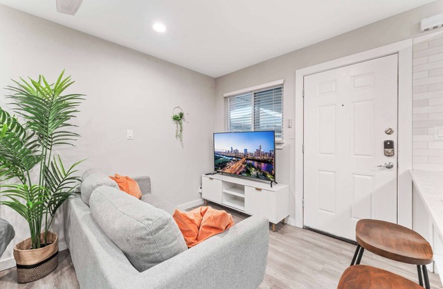 Prime West Downtown studio w/washer&dryer