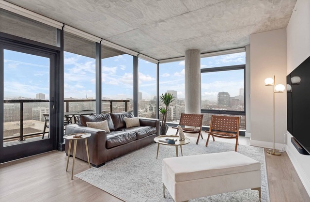 Prime West Loop 2BR Apts + Event Convenience