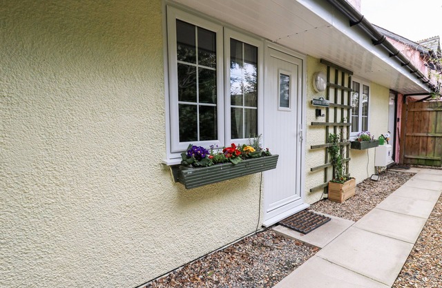 PRIMROSE COTTAGE, pet friendly, with a garden in Crossgates