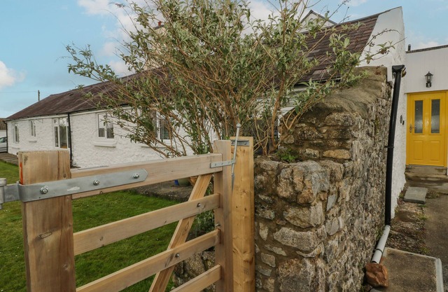 PRIMROSE COTTAGE, pet friendly, with a garden in Manorbier