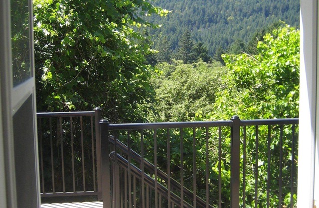 PRIVATE 1 BEDROOM WITH BALCONY IN MOUNTAINS 15 MIN FROM DOWNTOWN VICTORIA nn n