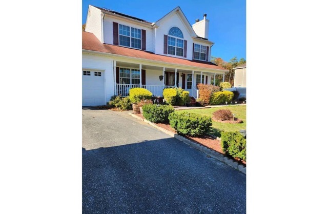 Private 2 bedroom basement w/private entrance