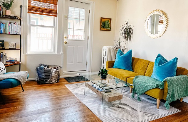 Private 2nd story apartment in the heart of Long Beach- Pura Vida!