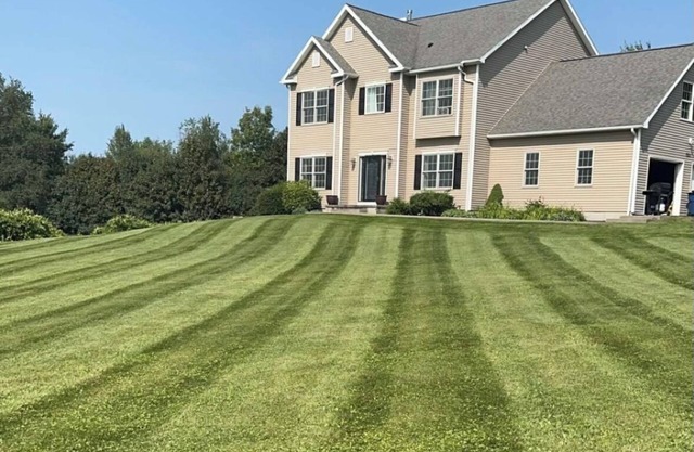 Private 4-bedroom house on a golf course…15 minutes to Syracuse University