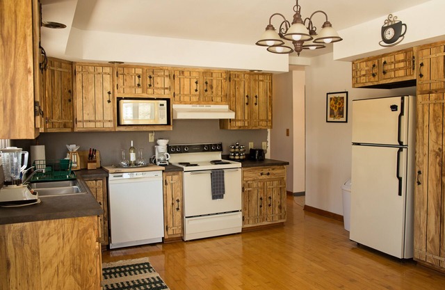 Private 5 Star Home in Downtown Bruce Crossing w/Sauna + Parking