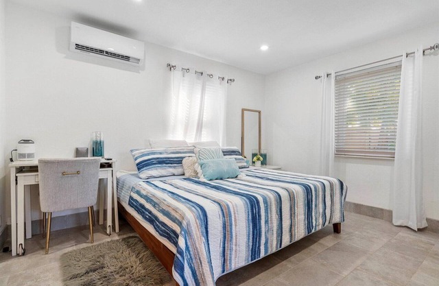Private centrally located Fort Lauderdale cottage